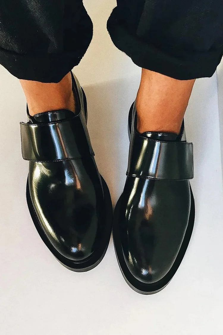 IRIS | Elegante, glänzende Mokassins mit Riemen für einen makellosen Stil