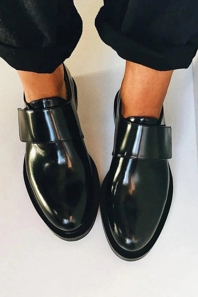 IRIS | Elegante, glänzende Mokassins mit Riemen für einen makellosen Stil