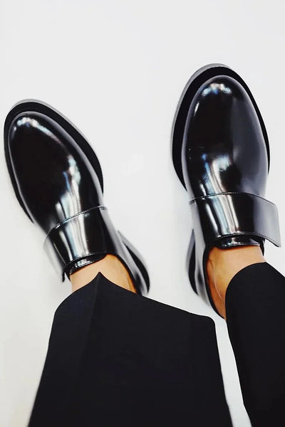 IRIS | Elegante, glänzende Mokassins mit Riemen für einen makellosen Stil